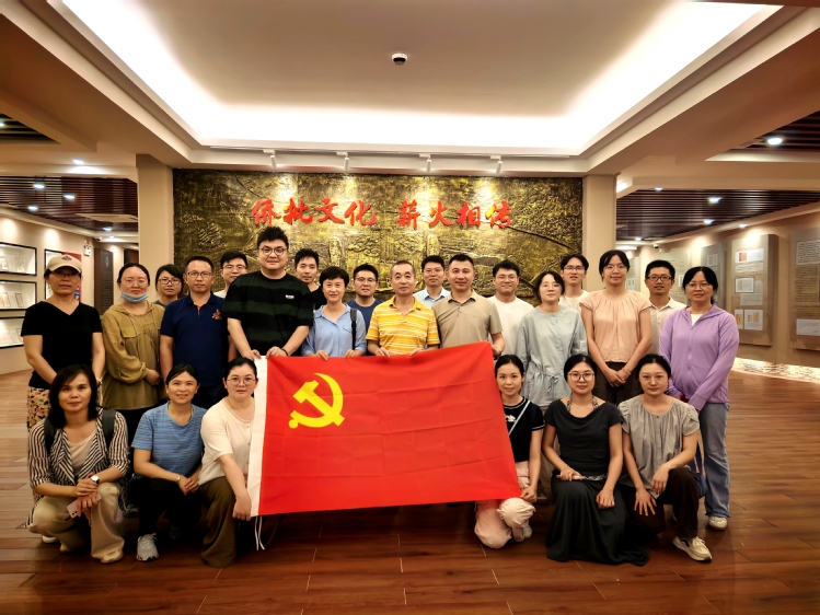 追寻红色足迹 凝聚育人合力——...